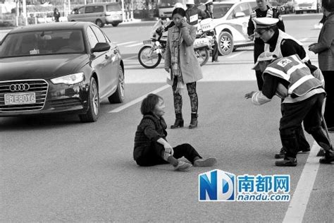 六旬老太横穿马路被撞倒 趴地上数分钟(图)|横穿马路_新浪新闻