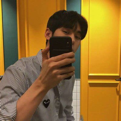 黄色非主流头像男生