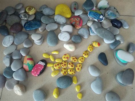 在海边捡石子的小孩高清图片下载-正版图片502217765-摄图网