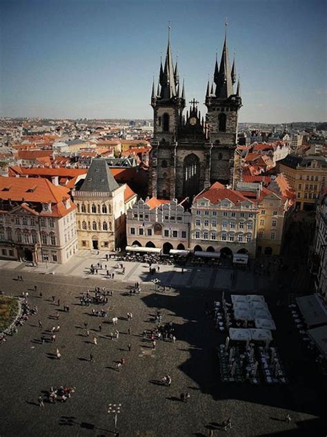 捷克布拉格老城广场上的街头艺人表演高清图片下载-正版图片500970504-摄图网