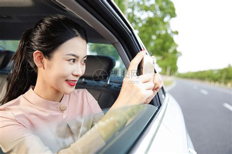 夕阳下坐在车里的美女高清图片下载-正版图片503997704-摄图网