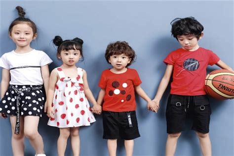 2015年中国儿童服装10大品牌排行榜_知名时尚小鱼童装图片大全 - 尺码通