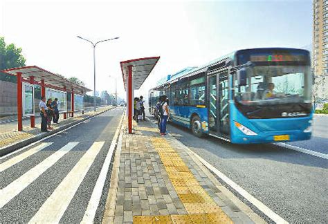 济南首现“深港湾”公交站台 可停靠两排公交_山东频道_凤凰网