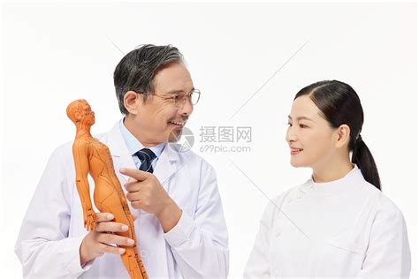 老中医拿人体模型为女护士讲解中医穴位高清图片下载-正版图片501768586-摄图网