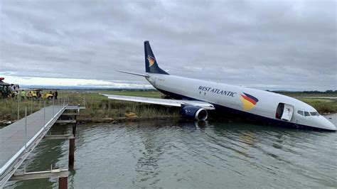 法国一波音737货机冲进湖里！