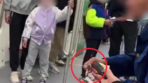 老人地铁上不顾劝阻用刀削苹果 工作人员回应了_凤凰网视频_凤凰网