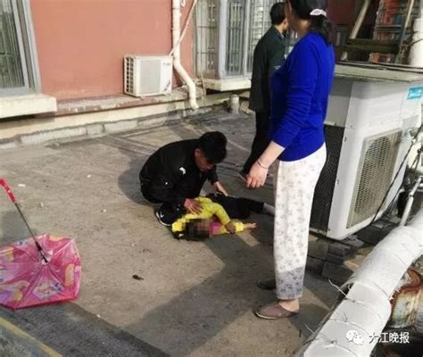 雨伞当成“降落伞” 芜湖一6岁女童从13楼跳下……_安徽频道_凤凰网
