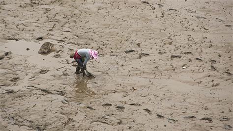 美女一只腿陷入泥潭中，还在用双手挖着泥巴！_腾讯视频