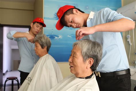 一天的时间 我们帮100位老人理了发_杭州网义工频道