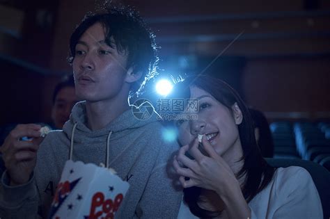青年情侣约会电影院看电影高清图片下载-正版图片501811717-摄图网
