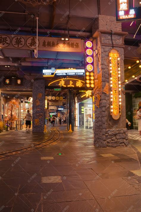 上海商场逛街公共区域高清图片下载-正版图片500618987-摄图网