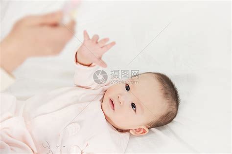 月嫂引逗新生婴儿宝宝高清图片下载-正版图片501725340-摄图网