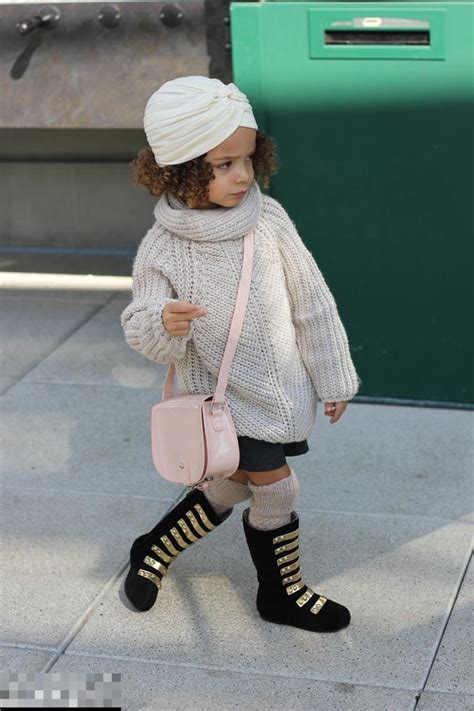 3岁小女孩品位出众红遍时尚圈 凹造型萌化粉丝 - 青岛新闻网