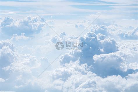 天空是明蓝的有云飘过望着时放松点高清图片下载-正版图片506065798-摄图网
