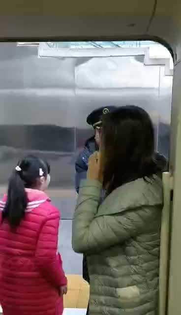 女子带着孩子称要等老公 与乘务人员争执阻碍高铁发车_手机新浪网