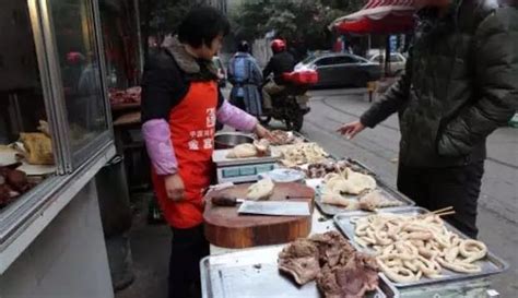 记者探访泸州羊肉市场：摊贩一天要卖上千斤_大听网_泸州市广播电视台