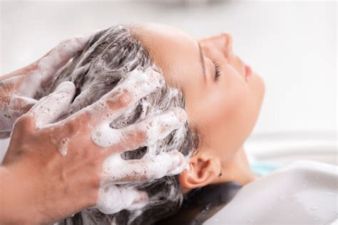 4种发质正确洗头频率 粗硬发一周一次|发质|洗发_凤凰时尚