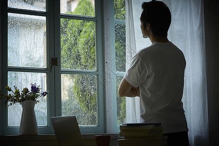 雨天看着窗外的成年男性高清图片下载-正版图片502122750-摄图网
