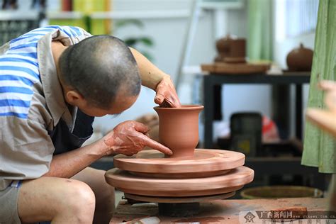 钦州千年古陶城，看非遗代表性传承人，如何制作坭兴陶