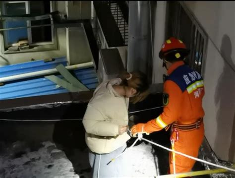 周口：女子为救爱猫被困阳台消防人员成功营救