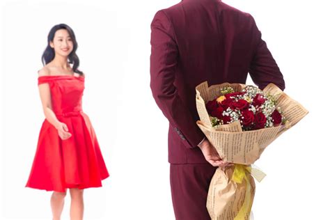 青年男人给女朋友送玫瑰花-包图企业站