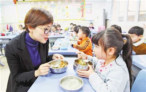广东2016年1月1日起实施食堂“陪餐制” 校长每月陪餐一次_