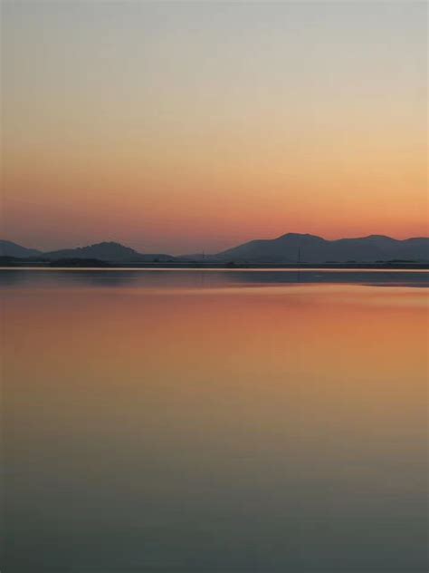 美丽的湖景图片-山间小湖的美丽景色素材-高清图片-摄影照片-寻图免费打包下载
