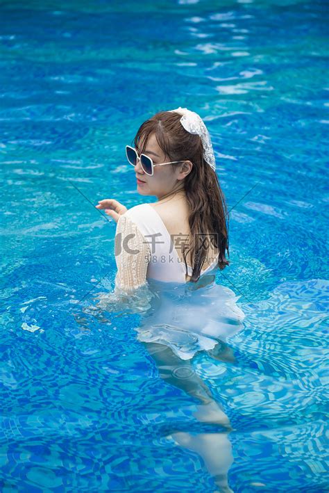 游泳美女熊黛林图片高清