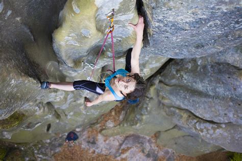 女孩攀岩者在悬崖上攀登艰难的路线高清图片下载-正版图片507278049-摄图网