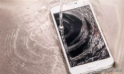 手机掉水里怎么处理 手机掉水里多久能充电-热聚社