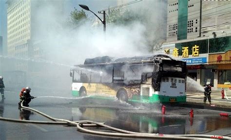 武汉公交车自燃 乘客安全逃生无伤亡|交通事故 - 驾照网