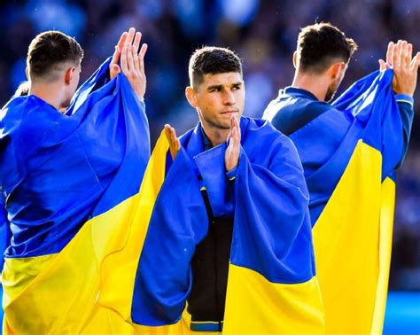 乌克兰球员赛前披国旗出场 主帅：这是国家的胜利_手机新浪网