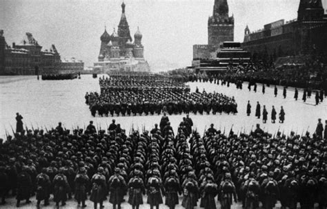 莫斯科红场阅兵6000人出动 举老兵照片前行(图)|德军|战斗机_凤凰资讯