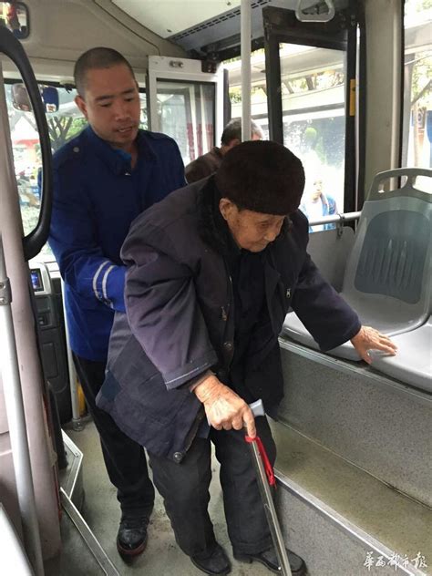 “老人带货物乘公交车被一乘客踹下车”，警方通报：踹人者已被抓