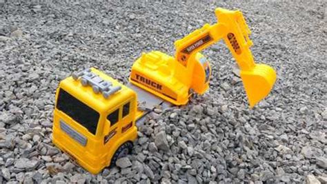 挖掘机玩具视频：挖掘机挖运石子工作表演工程车模型试玩