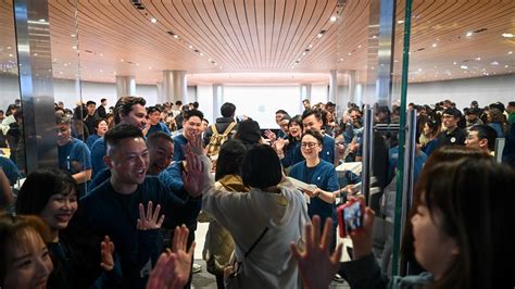 苹果上海静安零售店开业 库克现身开门迎客|苹果|库克|顾客_新浪新闻