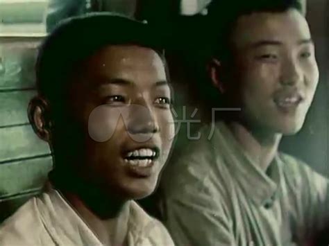 真实影像：1970年知青“上山下乡”，喊着响亮的口号下地干活