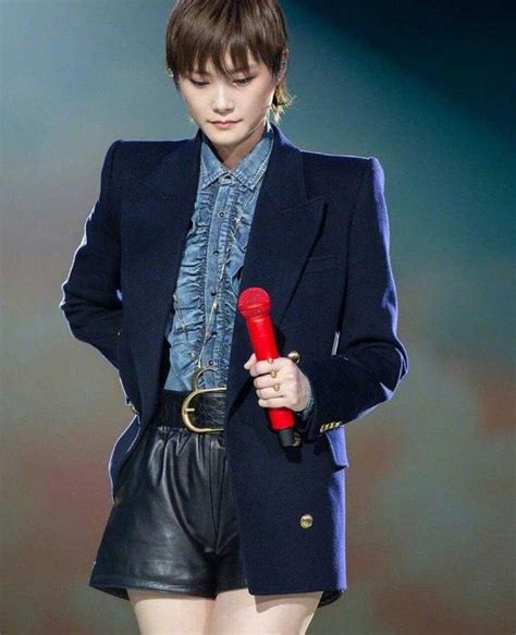 熊黛林白西装白短裤图片