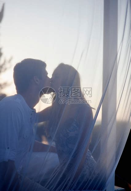 夫妻在户外亲吻高清图片下载-正版图片501814967-摄图网