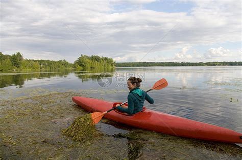 女子在湖上划独木舟高清图片下载-正版图片501441791-摄图网
