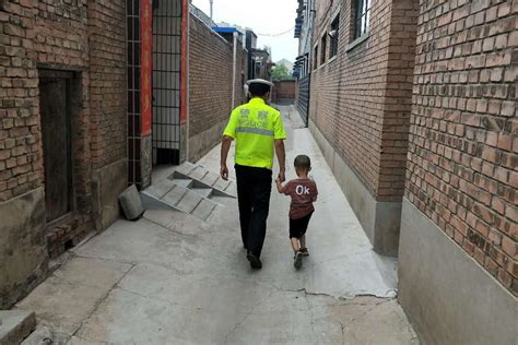 山西黎城：暖心民警送迷路的孩子回家！