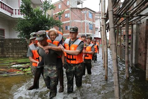 巴基斯坦三分之一国土被淹，记者在齐脖深的洪水里报道洪水_凤凰网视频_凤凰网
