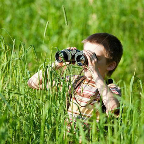 带望远镜的孩子沉思乐趣探索好奇心青年草原冒险眼镜男生爱好高清图片下载-正版图片321481013-摄图网