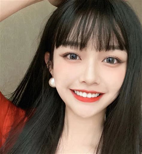 黑长直发型甜美女生头像