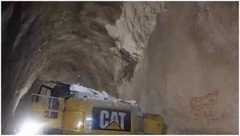 实拍巨型隧道盾构机施工过程，山体被挖通的那一刻，真是太震撼了_腾讯视频}