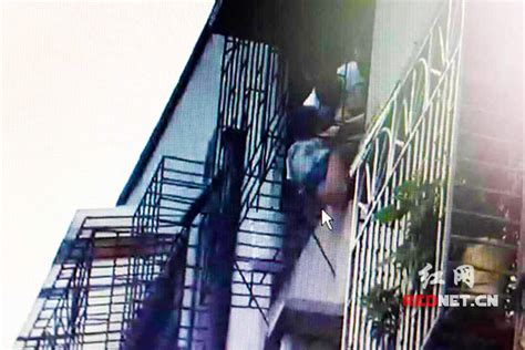 郴州3岁小孩头卡防盗窗户 消防战士及时施救|小孩|窗户|战士_新浪新闻