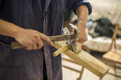 特写经验丰富的木匠穿着工作服和在木工车间工作的小企业主高清图片下载-正版图片505274544-摄图网