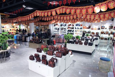 广州源泰皮具女包加盟，开家品牌女包店的成本 - 易大皮具