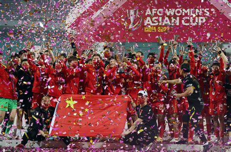 FIFA官网发文祝贺中国女足夺冠：铿锵玫瑰 逆风绽放！_凤凰网