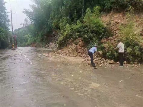 紧急路况｜弥勒多处路段出现山体滑坡、泥石流，道路通行中断，正在抢修！